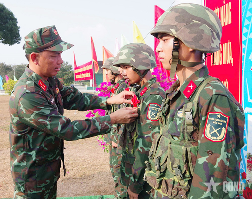 Người chỉ huy tận tâm, mẫu mực